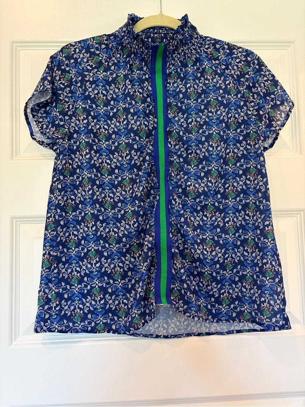 Women’s Navy Blue Floral Top w/ Vibrant Green Front Stripe Small - Picture 4 of 6